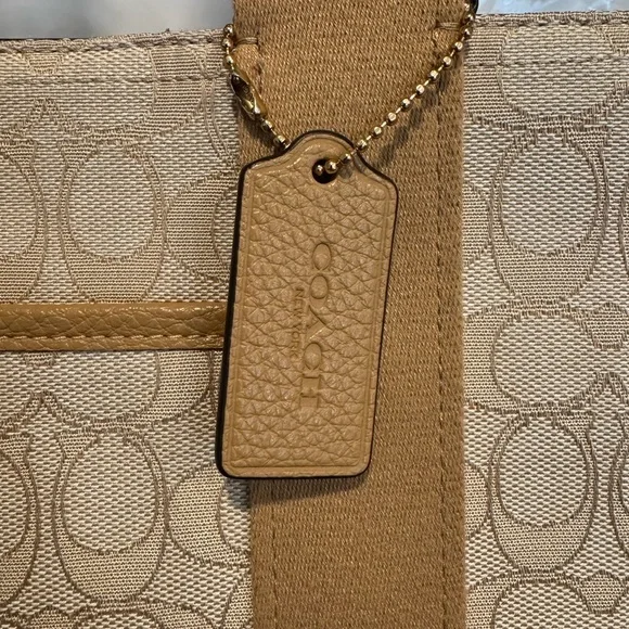 Coach - Picture 4 of 8